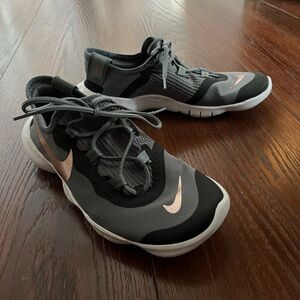 Nike Women's Black and Gray Athletic Sneakers